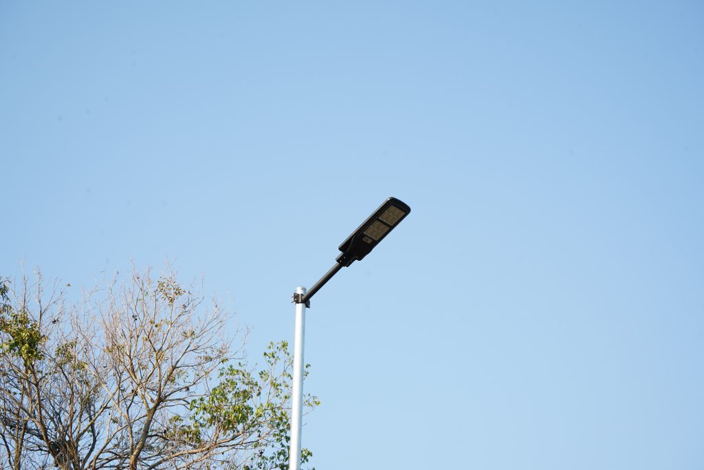 Lampu Penerangan Jalan Dengan Panel Surya