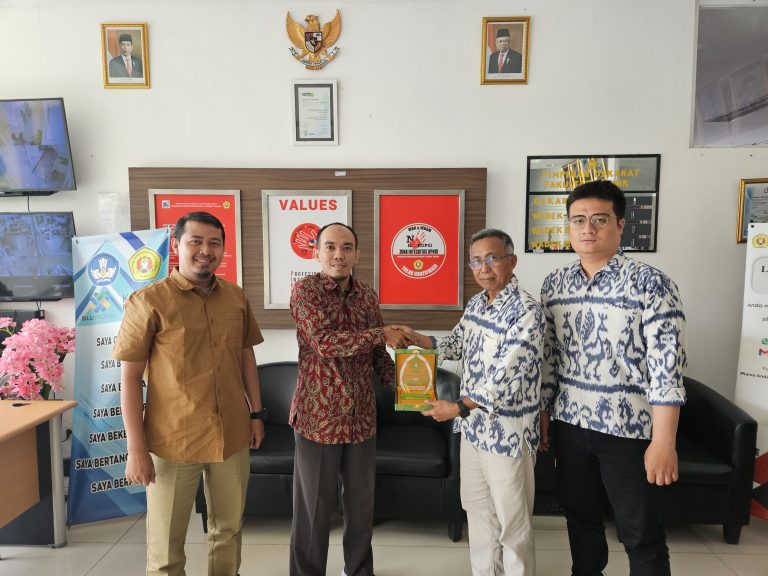 Pemberian Plakat Oleh FST UIN Riau