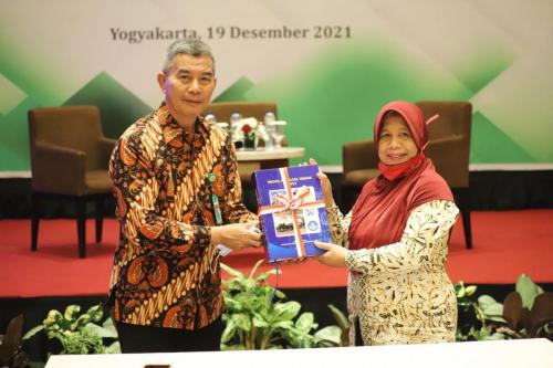 Serah terima cendramata Dekan FT UPNVJ dan Dekan FT UPNV Jatim serta Dekan FTI UPNV Yogyakarta