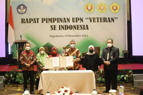 Serah terima dokumen kerjasama Dekan FT UPNVJ dan Dekan FT UPNV Jatim serta Dekan FTI UPNV Yogyakarta