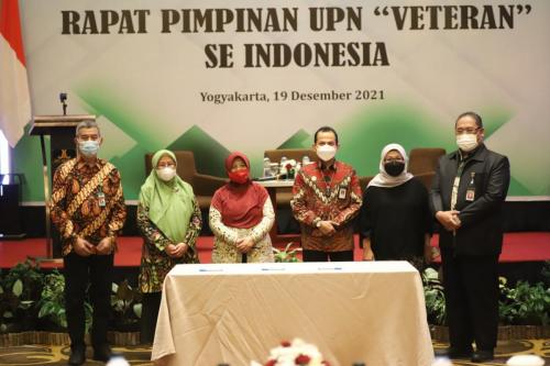 Penandatanganan MoA Dekan FT-UPNVJ dan Dekan FT UPNV Jatim disaksikan oleh 3 Rektor UPNV se Indonesia